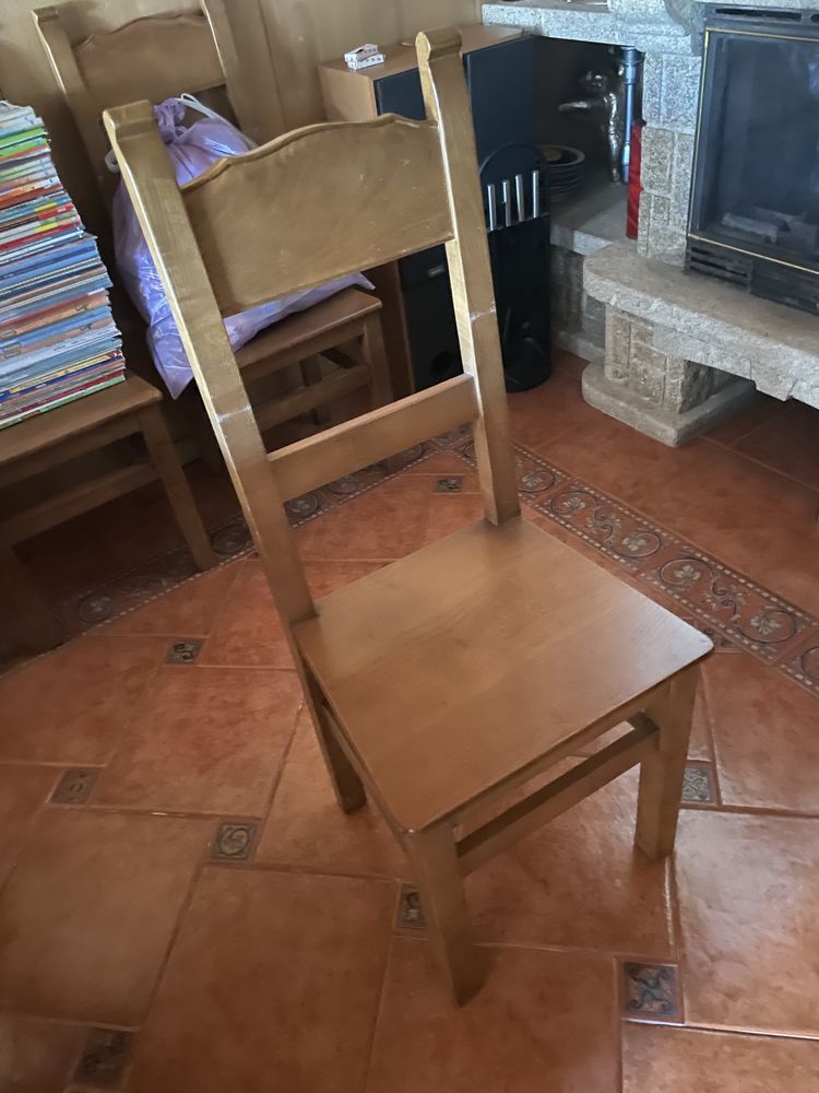 Cadeiras de madeira (seis)