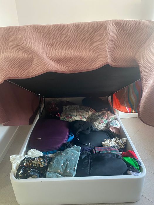 Cama com arrumação e colchão como nova