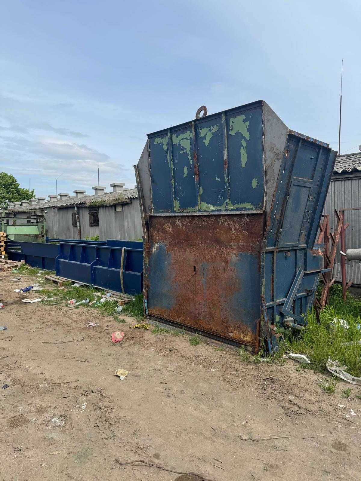 Prasa belująca do surowców i odpadów wraz z taśmociągiem podającym