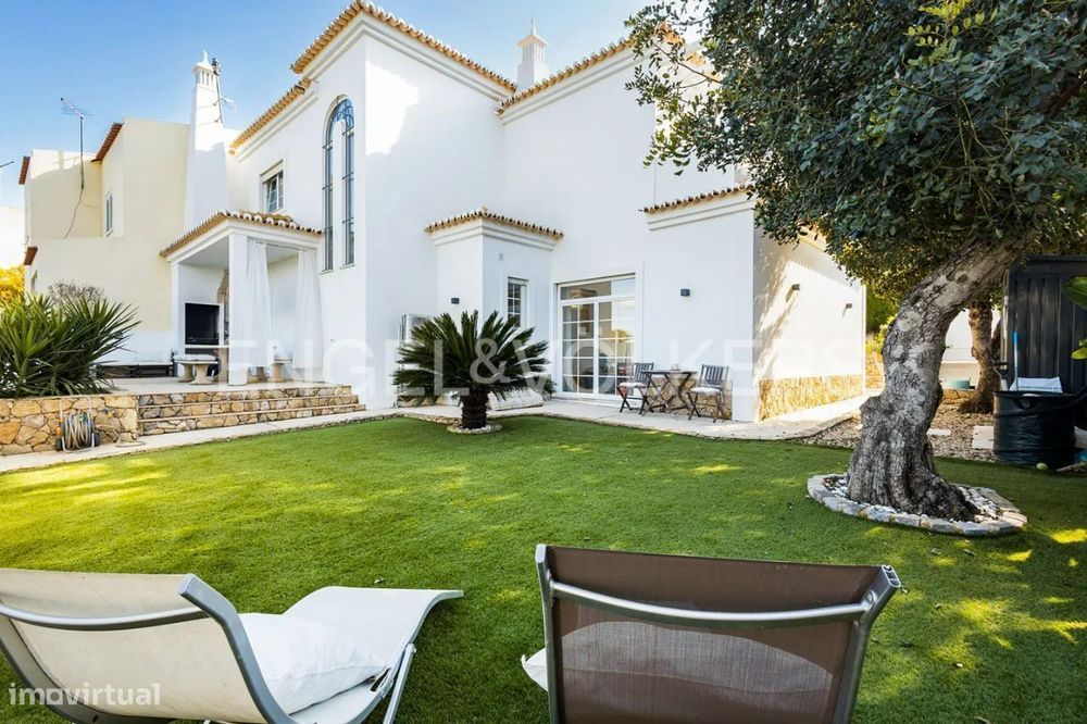 Moradia Moderna de 3 Quartos a uma curta distância a pé do Carvoeiro