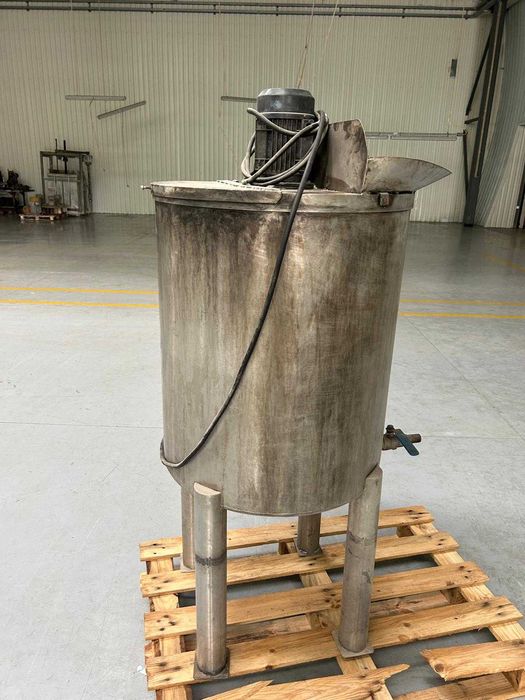 Cuba 300 litros com mexedor incluído