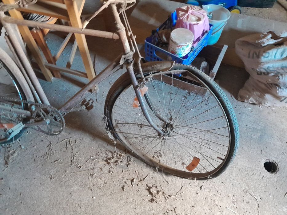 Duas bicicletas pasteleira