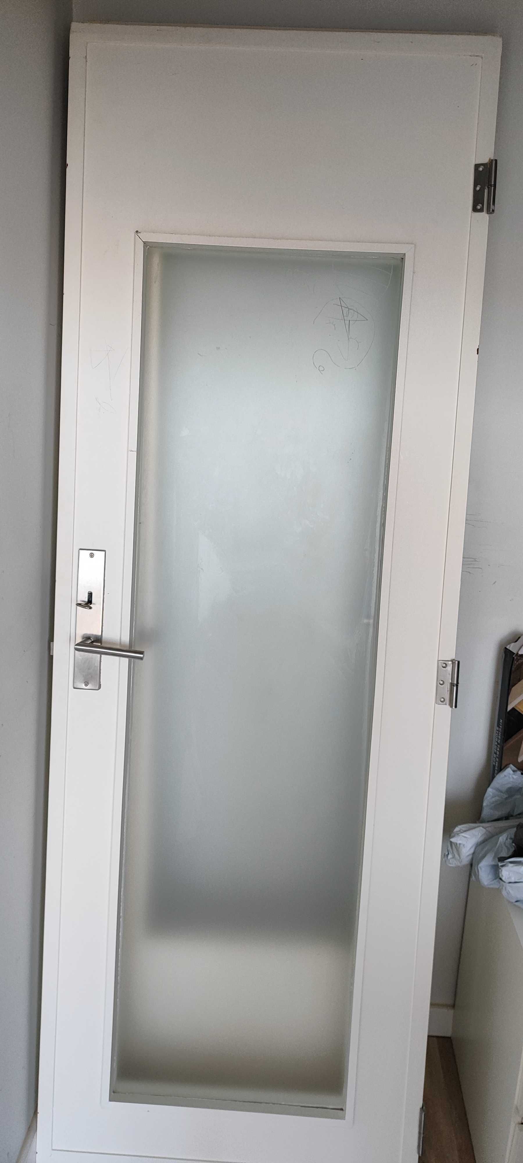 Vendo 2 portas de madeira branca com vidro  em perfeito estado.