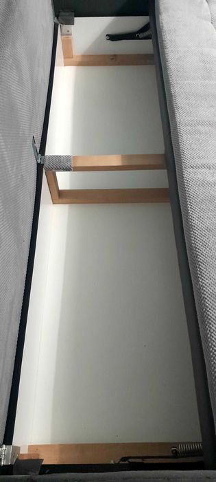 Rozkładana sofa z pojemnikiem na pościel.