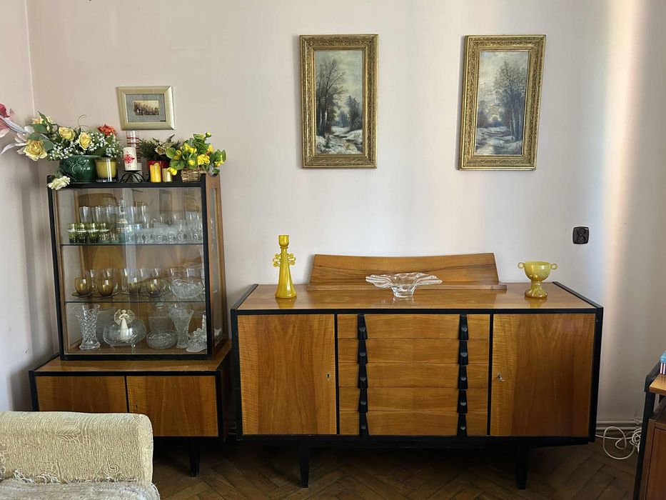 Komplet PRL Rajmund Hałas: komoda + witryna + stół, orzech vintage