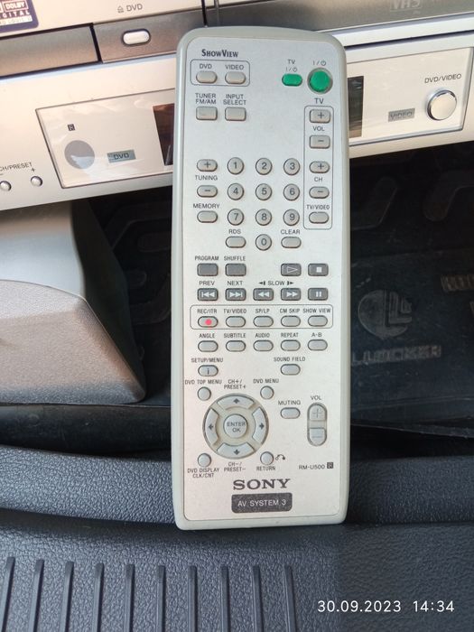 Домашній кінотеатр (Відеомагнітофон, програвач дисків та тюнер)