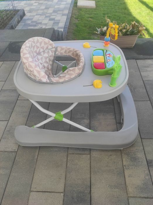 Chodzik dla dziecka z konsolą grającą