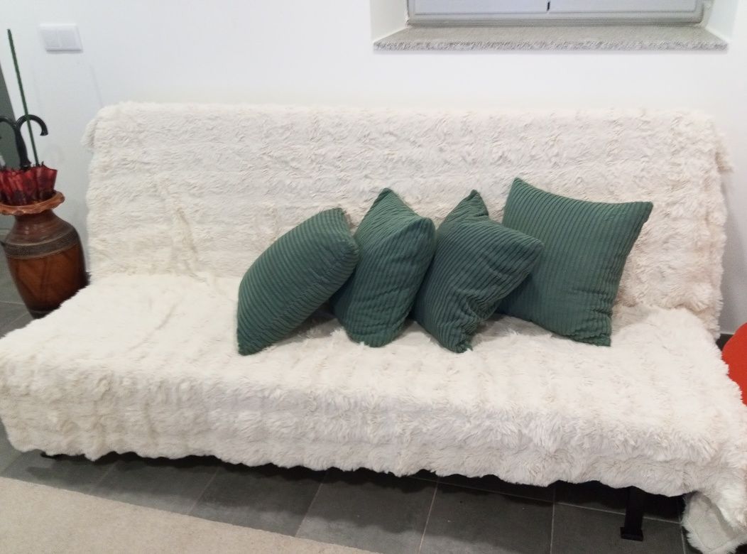 Sofá Cama com Coberta em Pêlo de Coelho