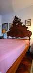 Cabeceira e estrado de cama em madeira de estilo medieval