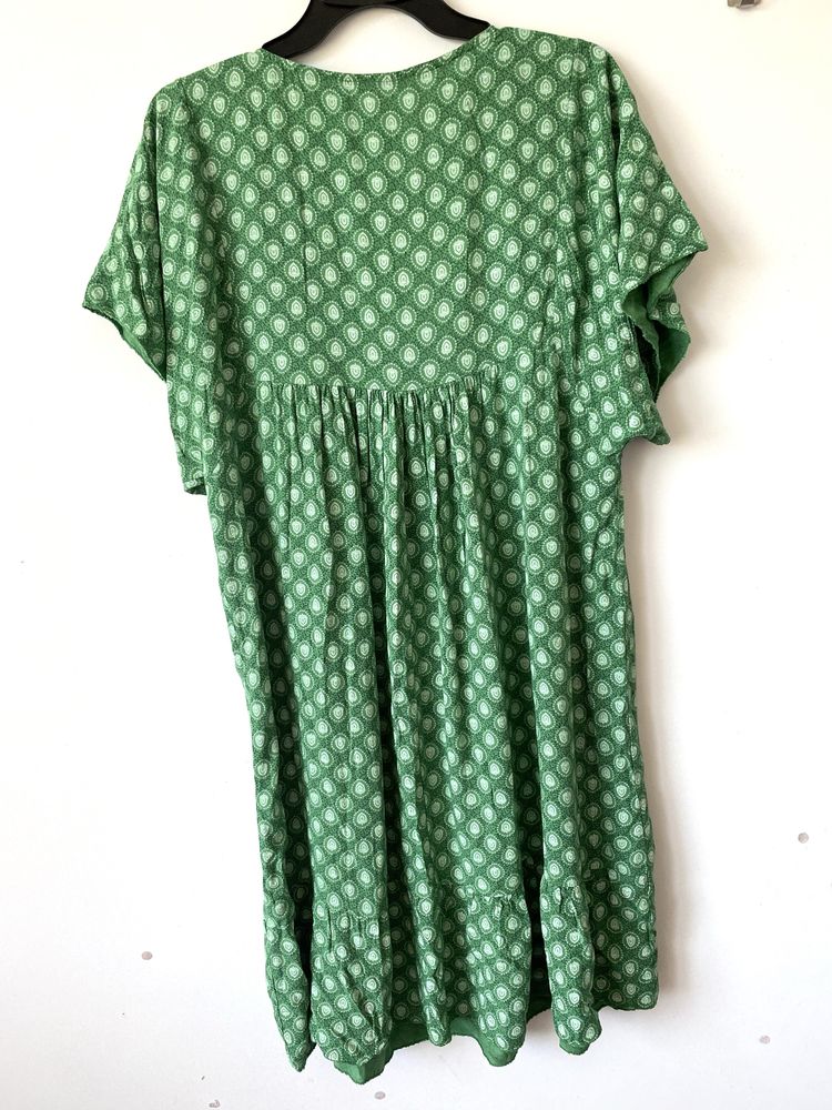 Zielona sukienka wzory boho midi