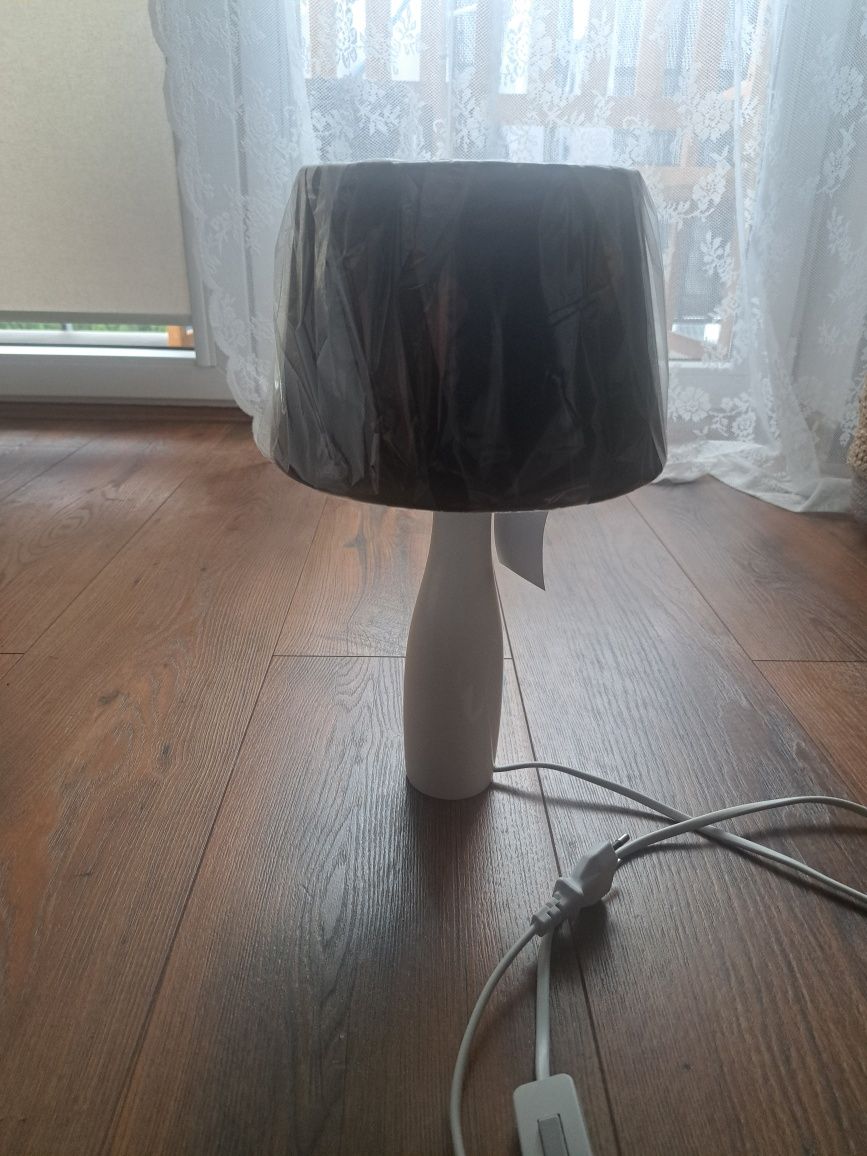Lampka nocna z kloszem
