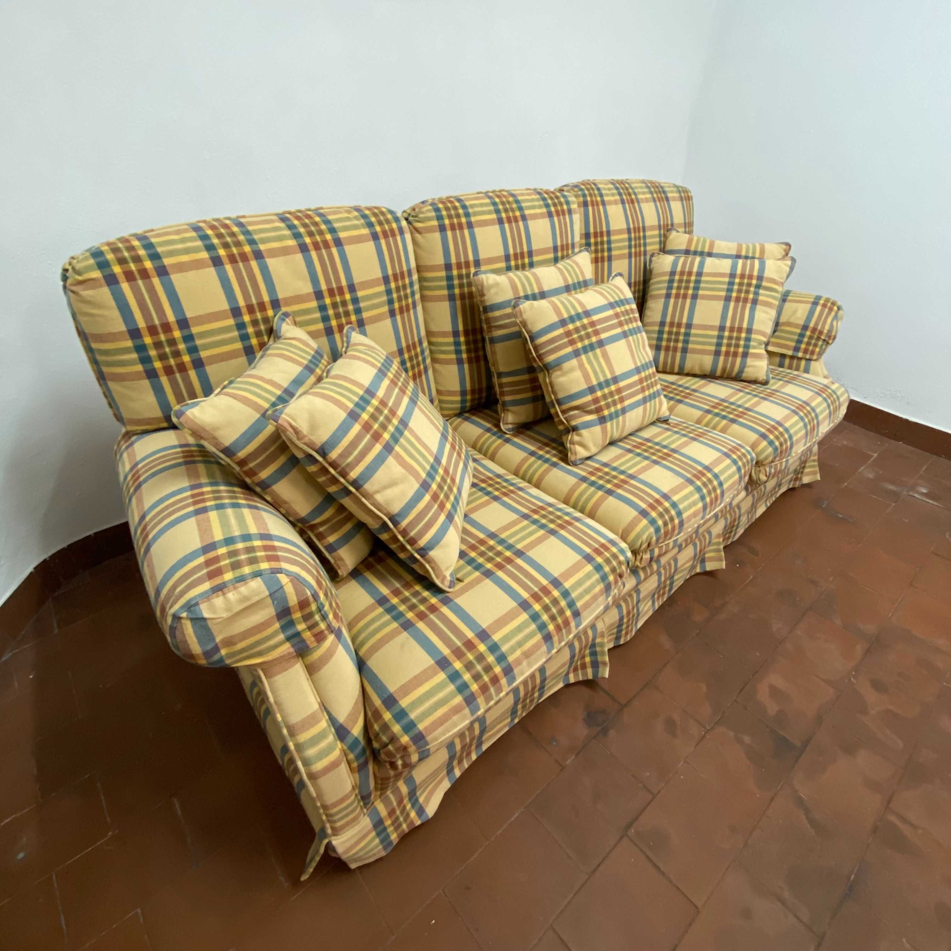 Sofá Clássico de 3 lugares
