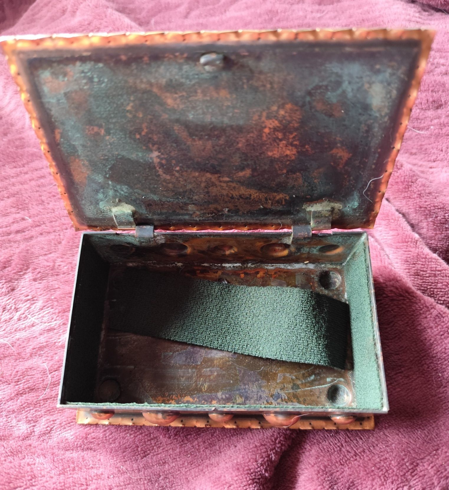Stara, miedziana szkatułka na biżuterię