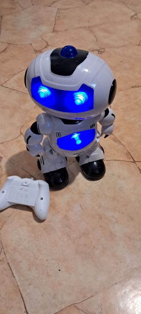 Robot interaktywny na pilota duzy,