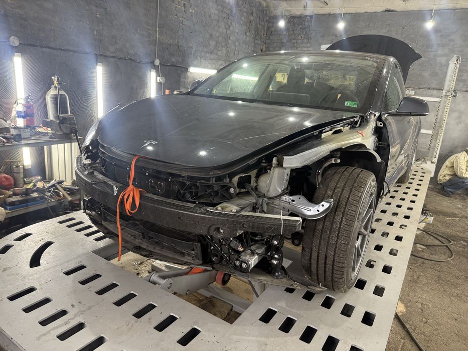 Рихтування авто на стапелі.