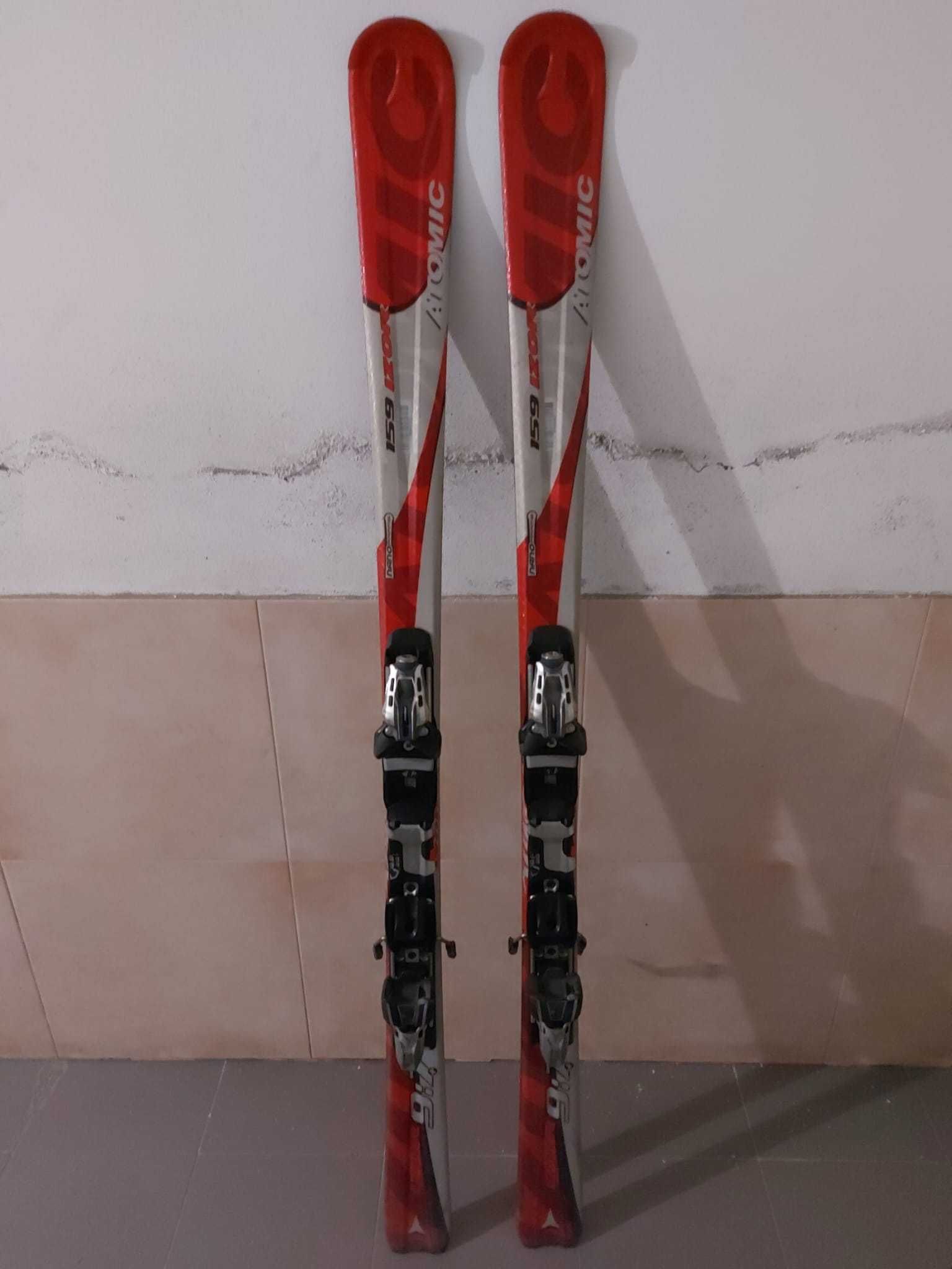 Skis para usuário de aproximadamente 1,75. Necessitam ser encerados.