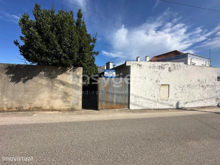 Casa térrea com quintal, arrecadações e terreno