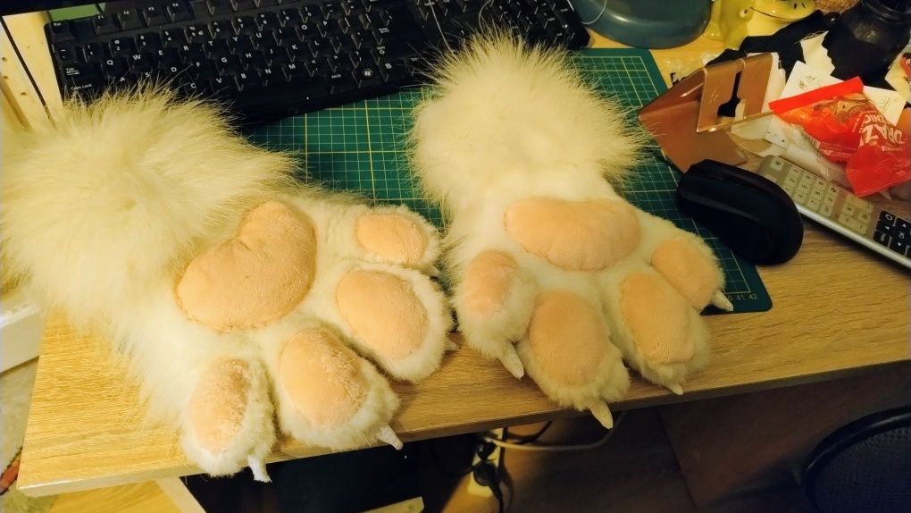 Białe łapki do fursuit furry