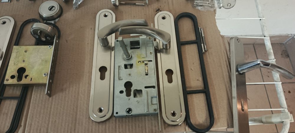 Zamki i szyldy drzwiowe zewnętrzne i wewnętrzne