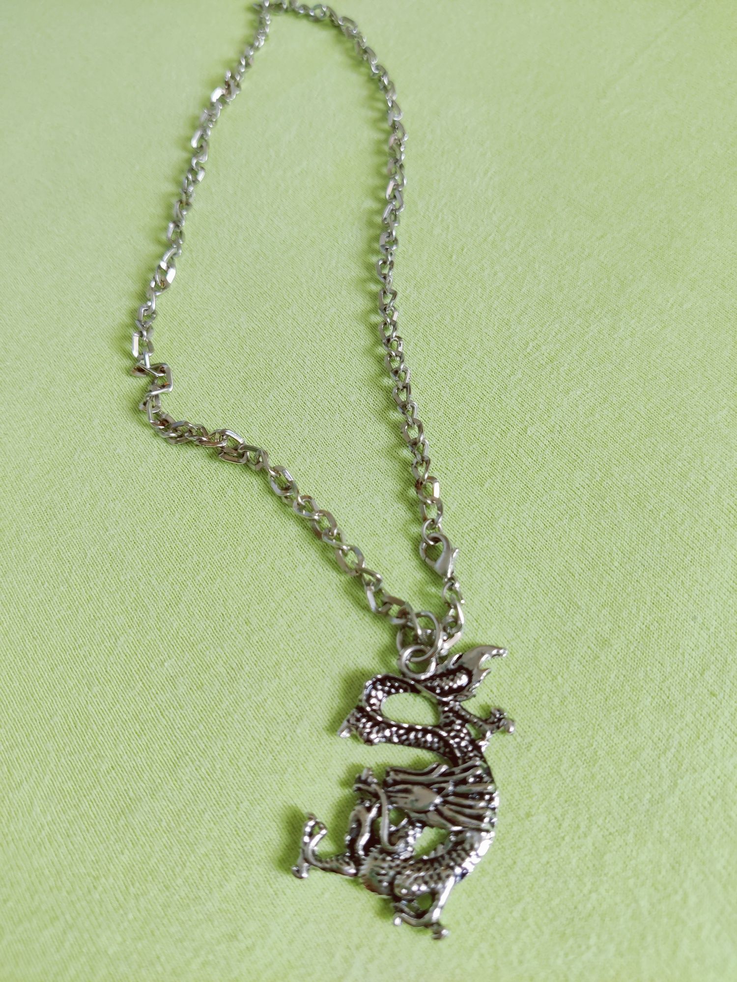Łańcuszek z zawieszką w kształcie smoka w kolorze srebrnym