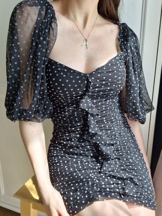 Czarna sukienka tiulowa kropki groszki mini z bufiastymi rękawami Zara