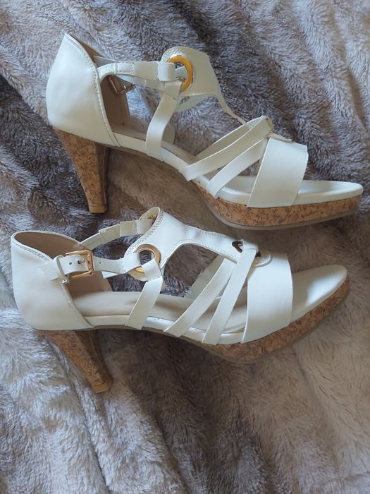Sandálias novas, brancas, 39