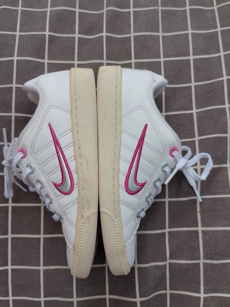 Buty NIKE białe z różowym znaczkiem
