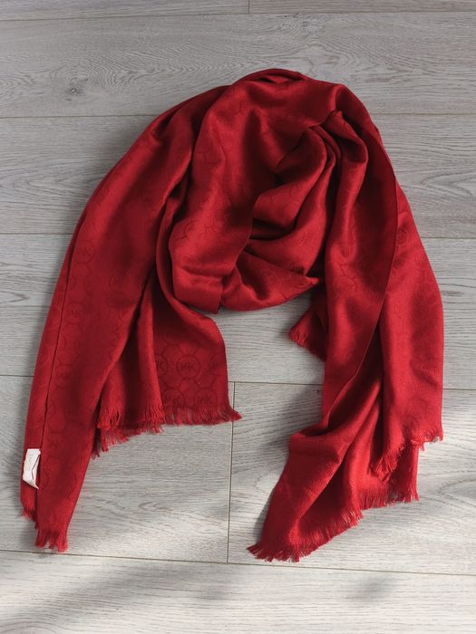 Czerwony szal Michael Kors logowany