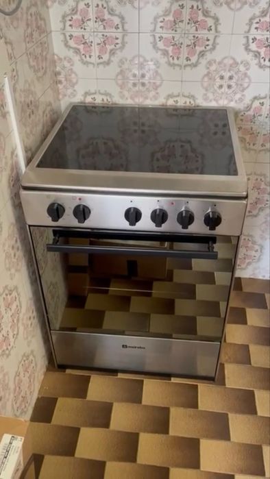 Conjunto de placa vitrocerâmica e forno