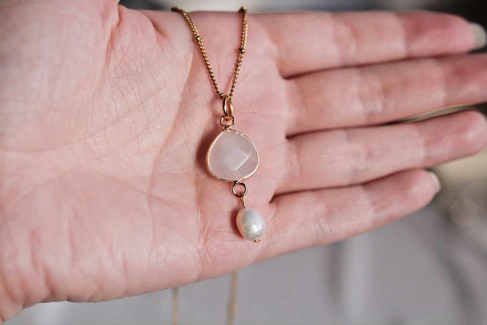 Nowy złoty naszyjnik z kamieniem naturalnym oraz perłą słodkowodną