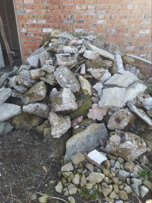 Залишки бетону, може кому потрібно на підсипку.