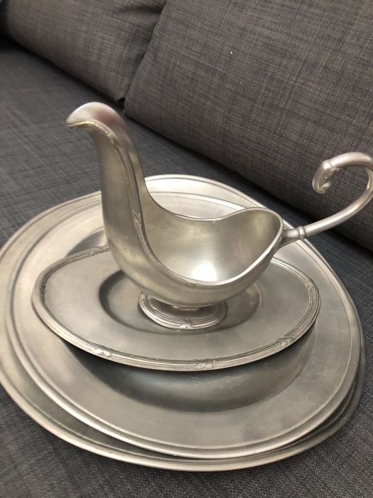 Prato e molheira em estanho Antiquários