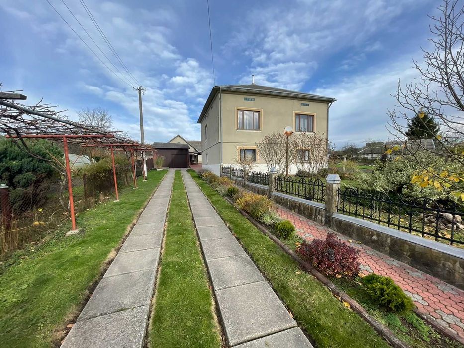 Продається двоповерховий будинок у селі Мостиська Другі