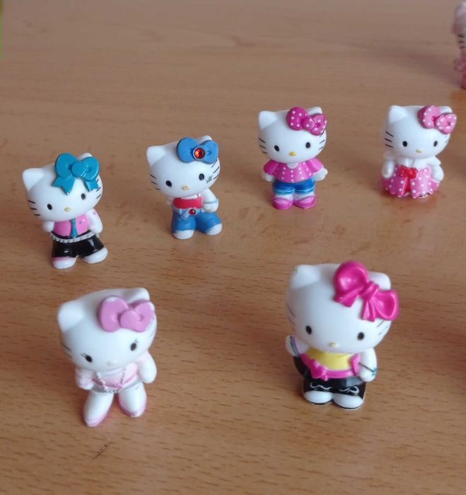 Conjuntos da Hello Kitty e bonecas