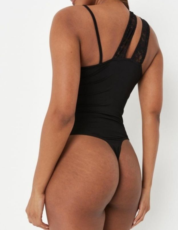 Asymetryczne body z koronką