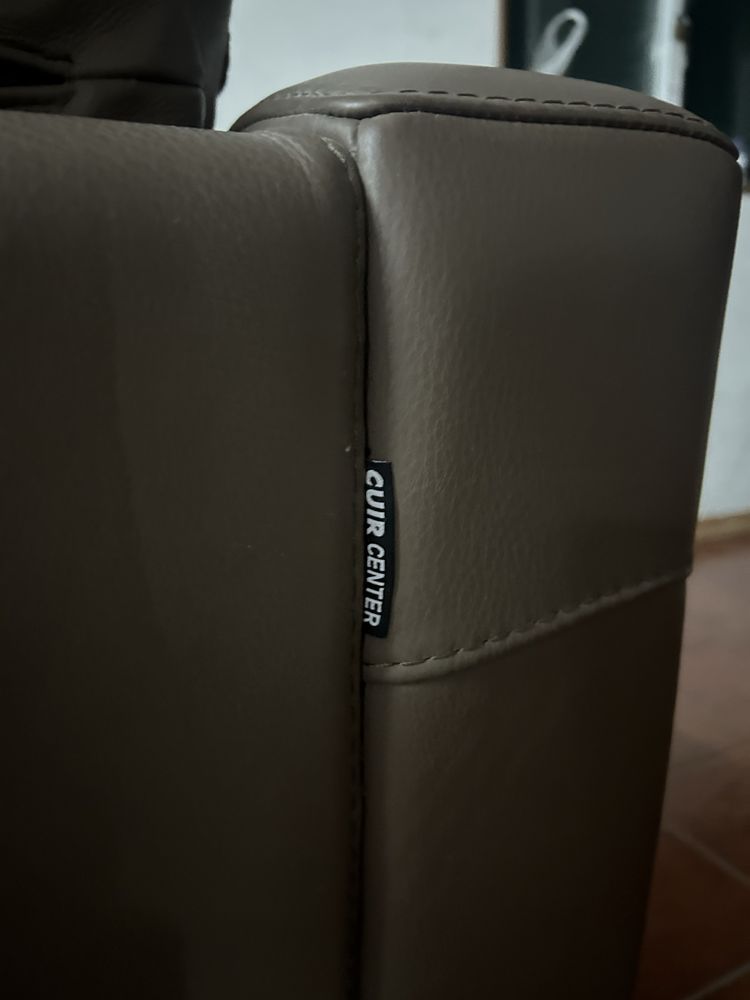 Sofa de 2 lugares pele