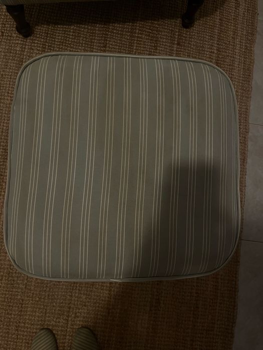 Pufe vintage de pés redondos