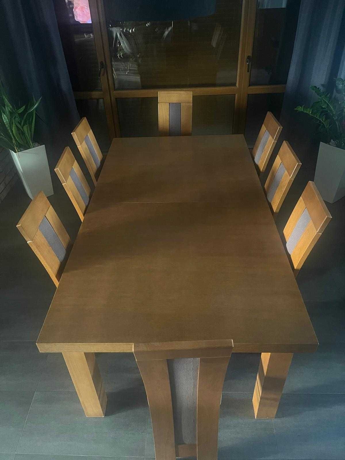 Duży stół rozkładany do salonu z krzesłami