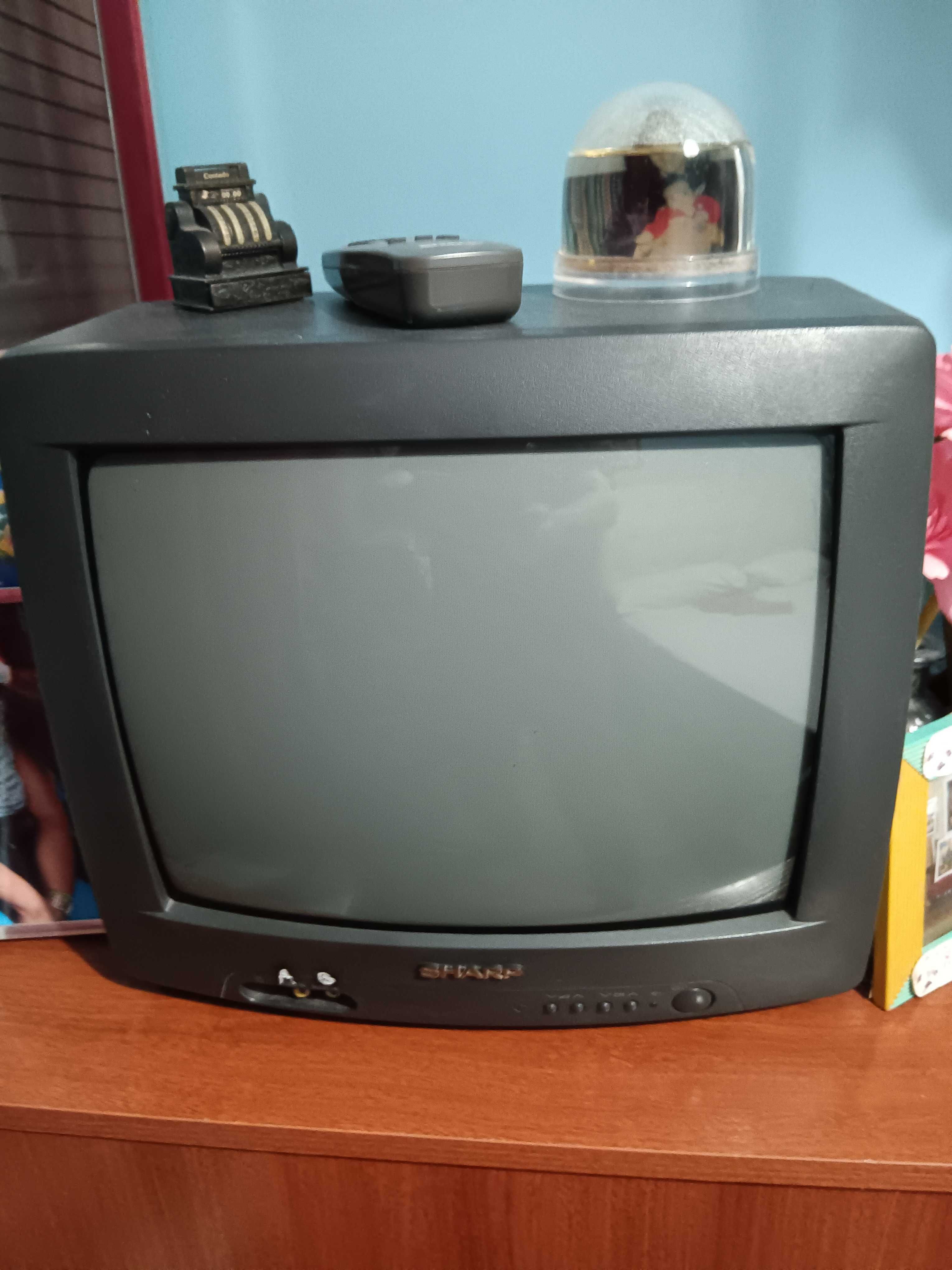 Duas televisões analógicas