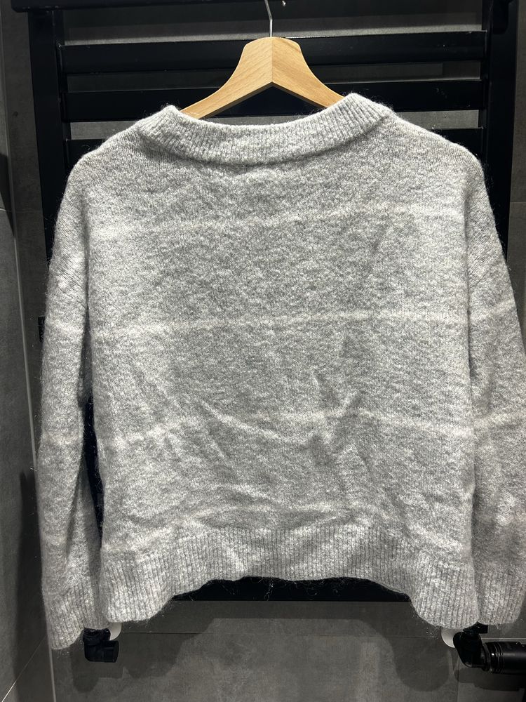 Szary sweter w białe paski H&M