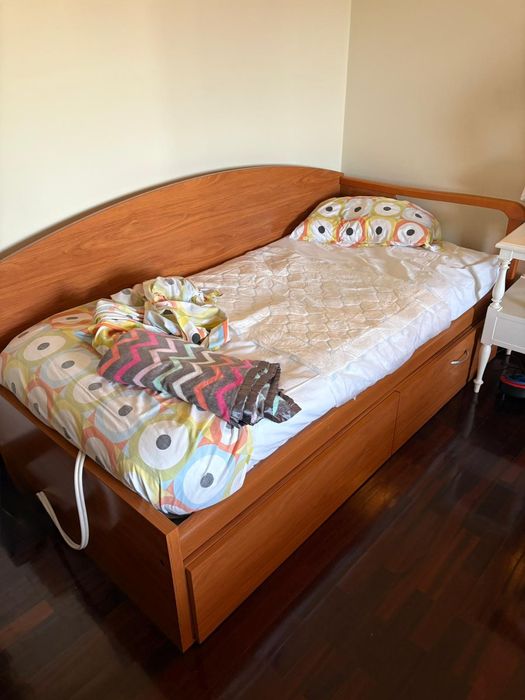 Gratis- Mobilia de quarto com 2 camas 1 mesa cabeceira e 1 comoda tudo