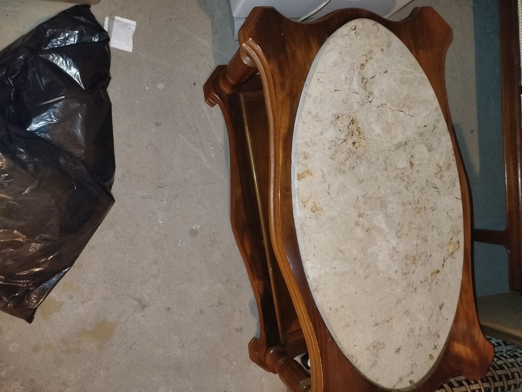 Mesa de apoio com tampo de pedra