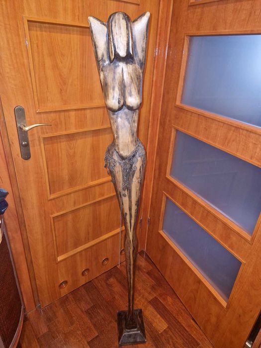 Rzeźbiona postać kobiety afrykańskie z drewna 1,5 m wysokości.