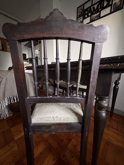 Mesa de madeira escura