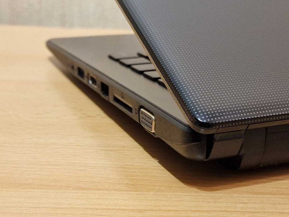 Ноутбук Asus Intel Celeron 1000M RAM 4Gb Батарея тримає 6 годин.