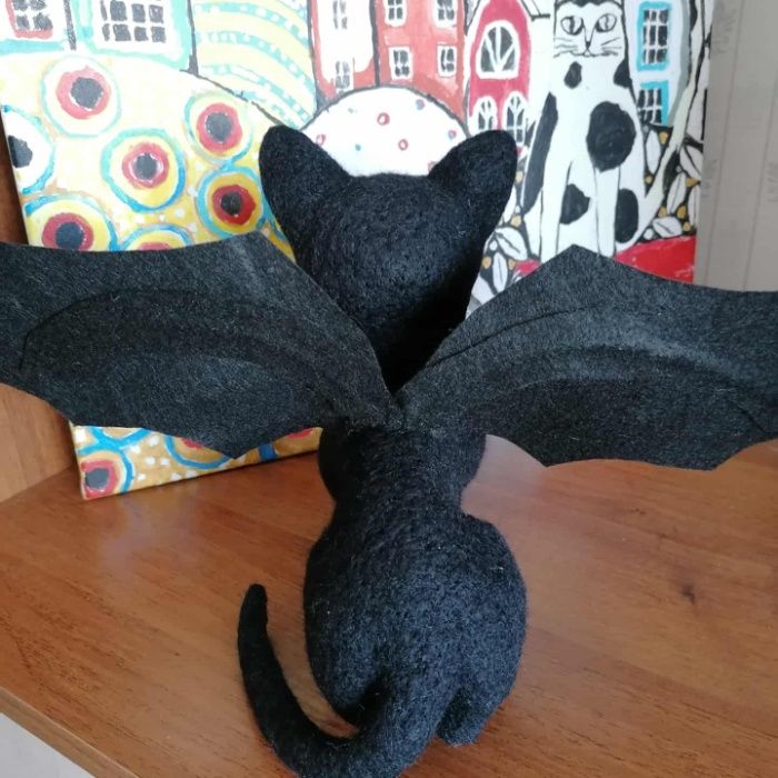Чорний кіт з крилами. Котодракон