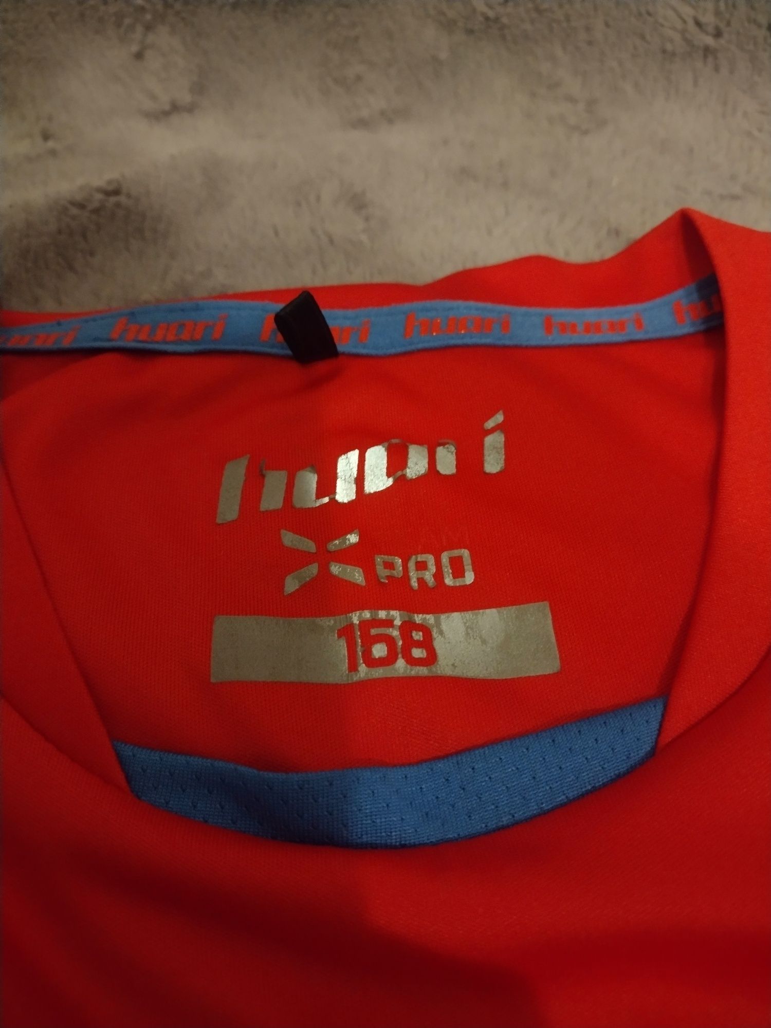 Dwa t-shirt rozmiar 158 żółta trochę wieksza