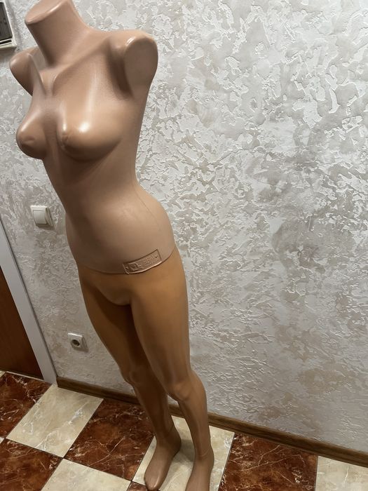 Манекен жіночий в повний зріст