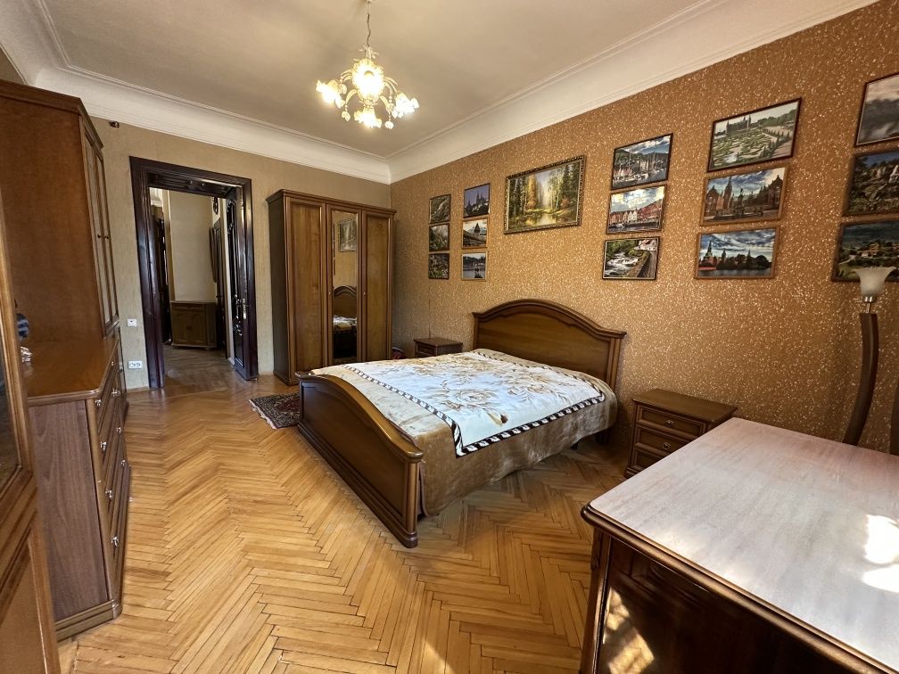 Продам 3х к. кв. сталинку, с гаражом, ул. Декабристов, городок Сказка