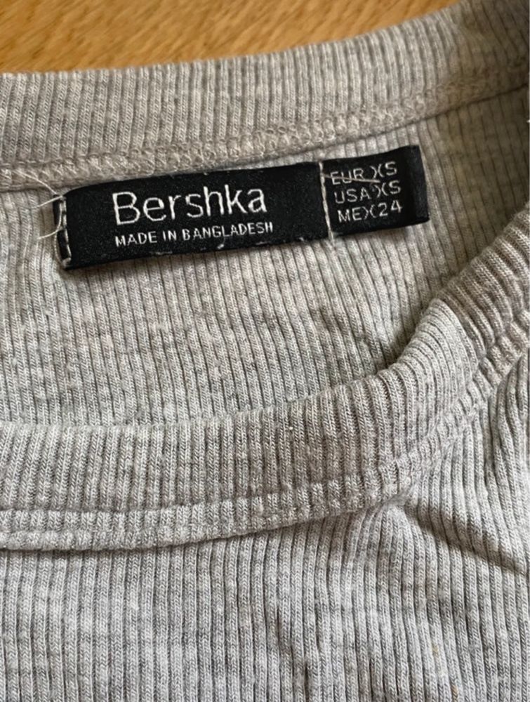 top da bershka cinzento